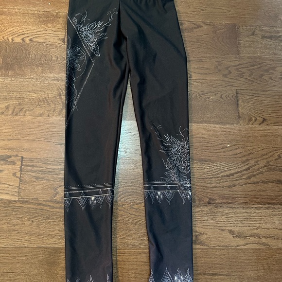 Experience comfort and style with our classic leggings - Picture 2 of 3